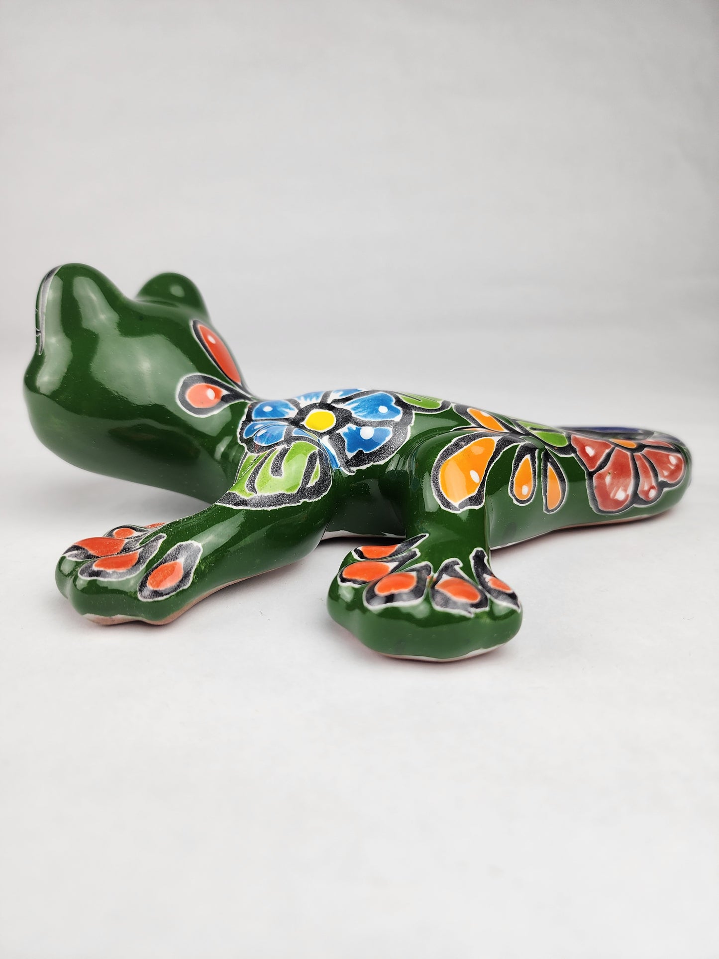 Green Talavera Salamander – Hand-Painted Garden Wall Decor