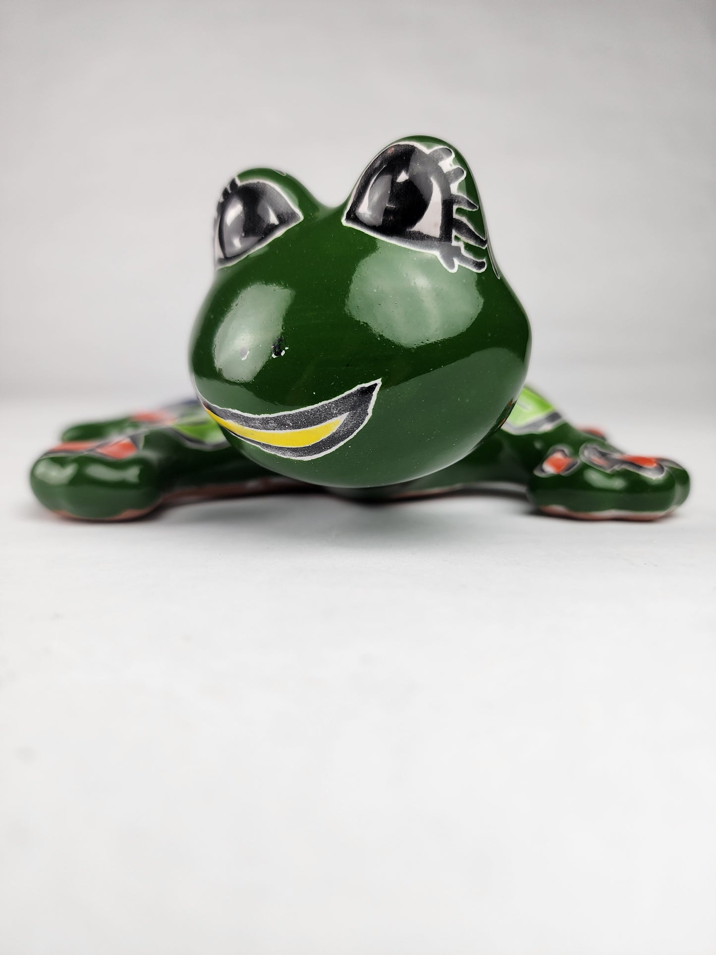 Green Talavera Salamander – Hand-Painted Garden Wall Decor