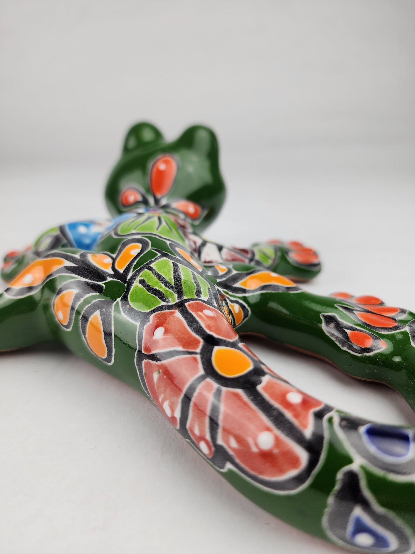 Green Talavera Salamander – Hand-Painted Garden Wall Decor