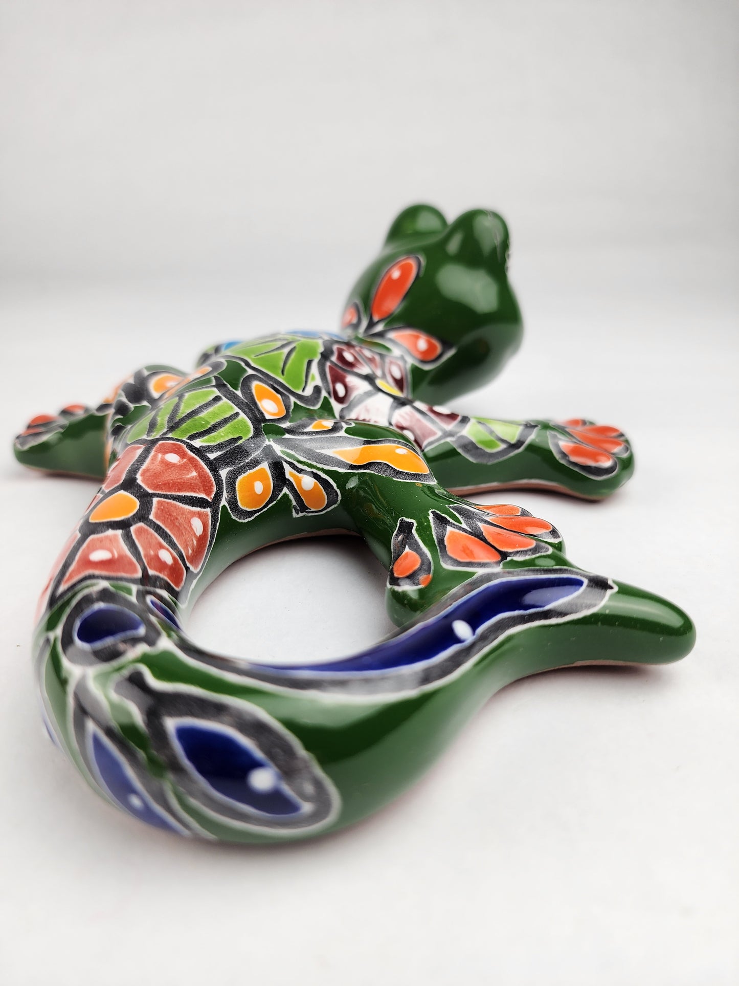 Green Talavera Salamander – Hand-Painted Garden Wall Decor