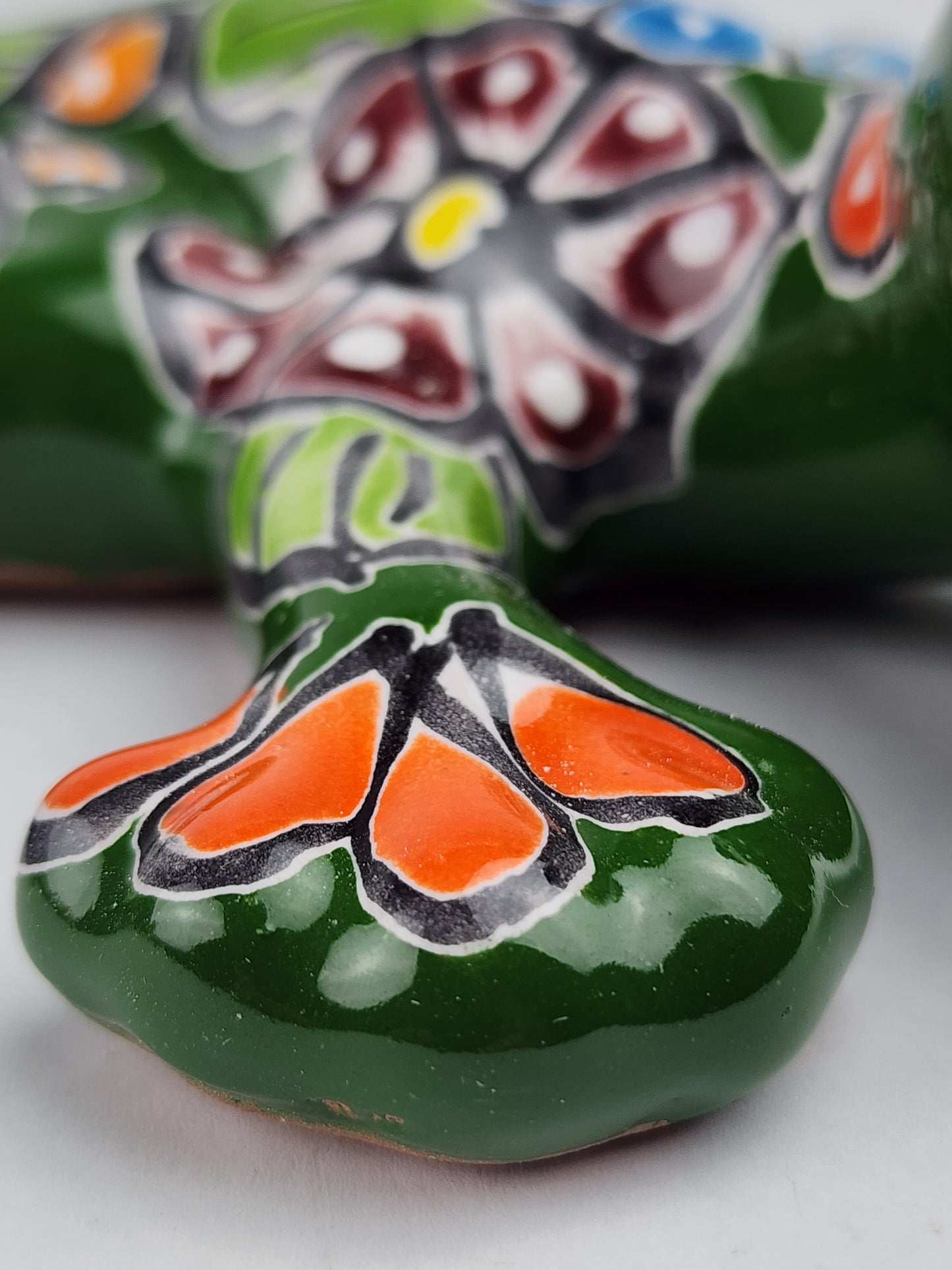 Green Talavera Salamander – Hand-Painted Garden Wall Decor