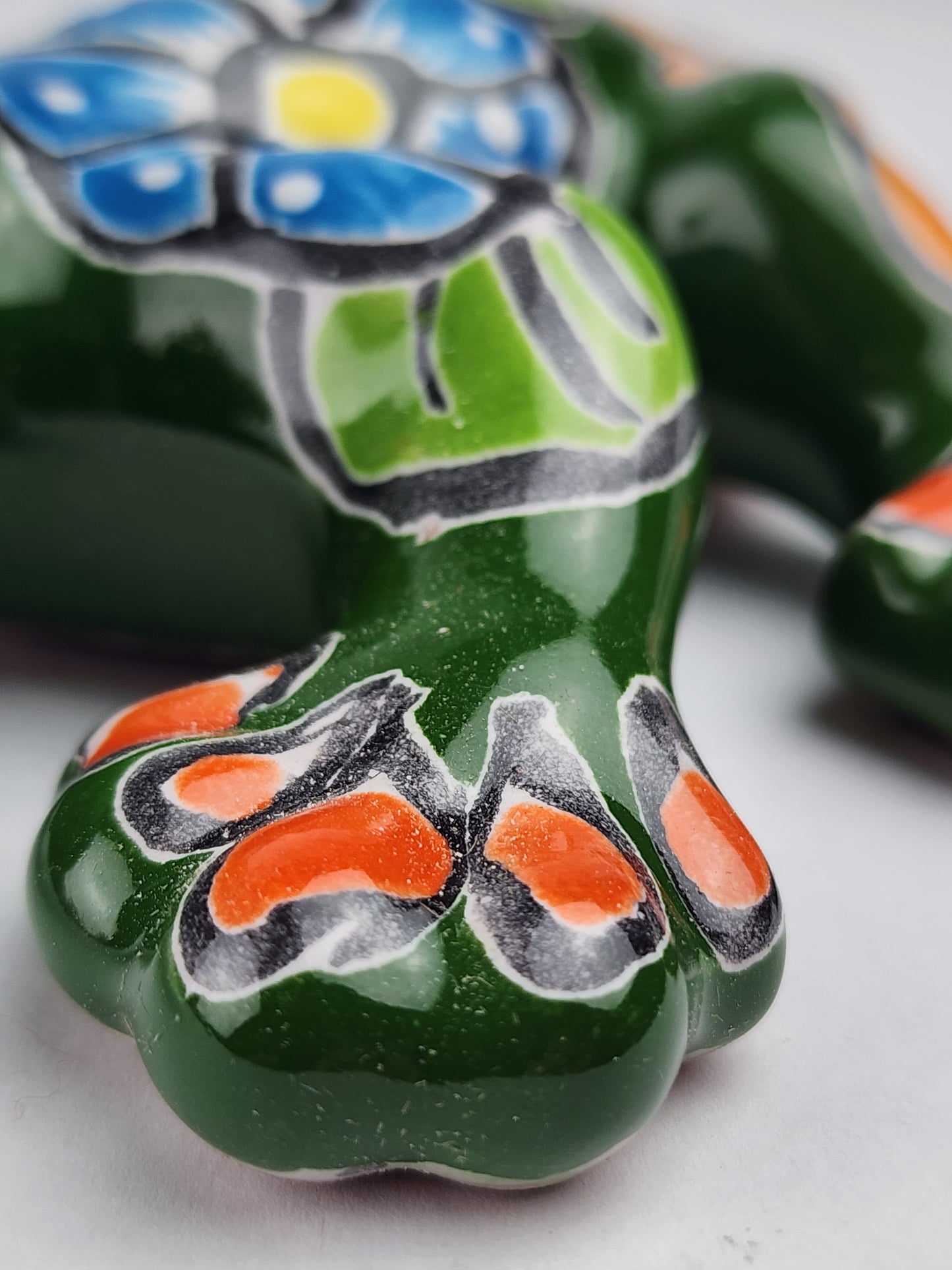 Green Talavera Salamander – Hand-Painted Garden Wall Decor