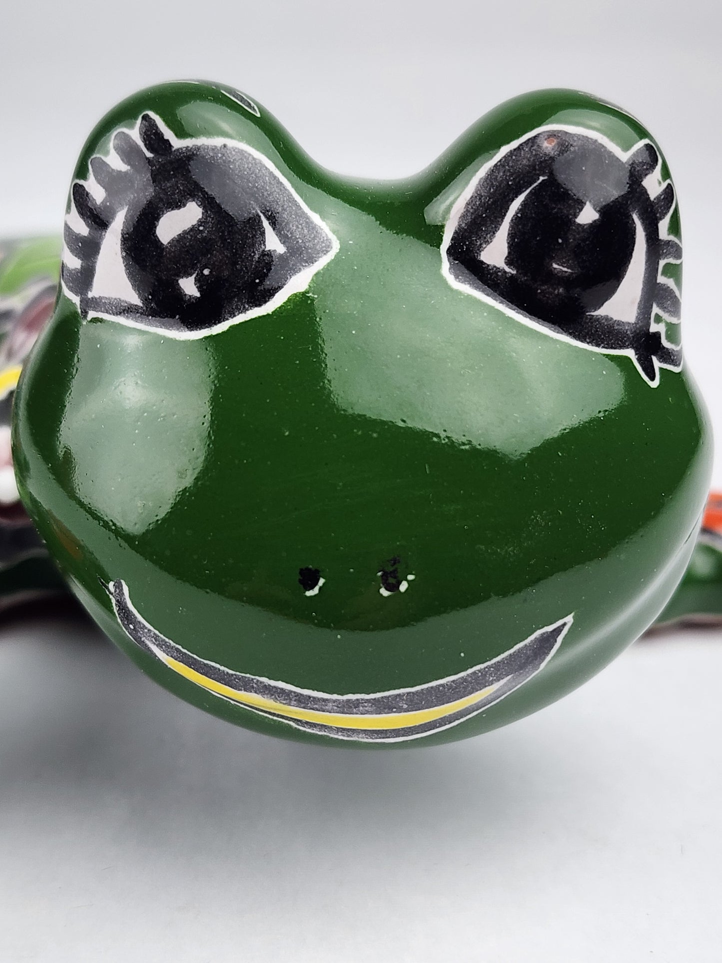 Green Talavera Salamander – Hand-Painted Garden Wall Decor